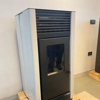 stufa pellet 12  KW    NUOVA  CON TELECOMANDO