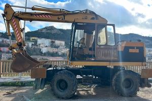 Scavatore gommato CAT