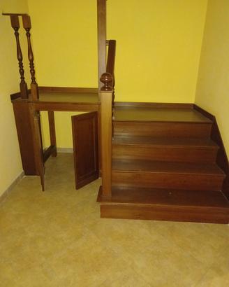 Scala interna in legno massello sfruttata pochissi