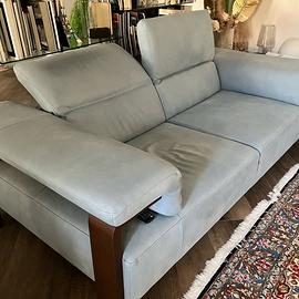 divano i pelle e legno