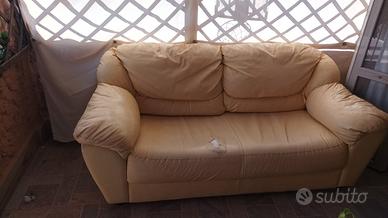 divano 2 posti in similpelle beige 