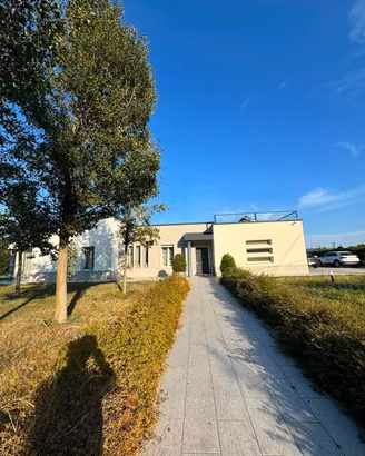 Villa di 220 m² con più di 5 locali e box auto a B