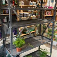 Scaffale con rotelle in metallo per fiori o piante