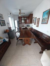 tavolo con panca e 4 sedie