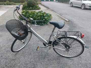 Bici da donna con cestino anteriore