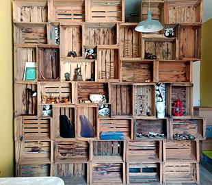 Grande libreria autoportante in cassette di legno