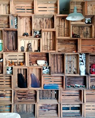 Grande libreria autoportante in cassette di legno