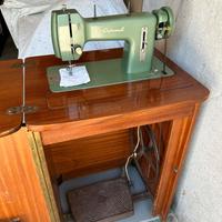 Macchina da cucire con mobile vintage anni ’50
