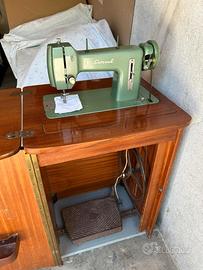 Macchina da cucire con mobile vintage anni ’50