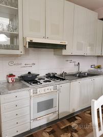 Cucina, divano e credenza