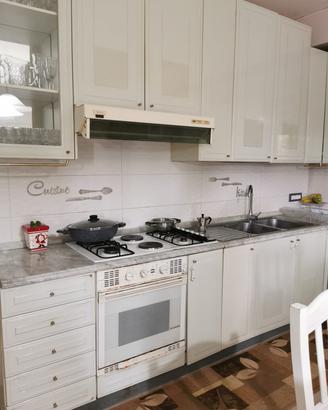 Cucina, divano e credenza
