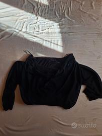 Crop top nero con spalle scoperte e maniche vedo n