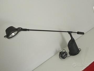 lampada da tavolo TPB modello airone colore nero