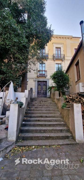 Appartamento di 276 m² con più di 5 locali a Catan