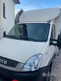 Furgone coinventato Iveco con sponda idraulica