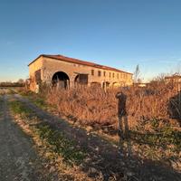 Oriago ampia porzione di rustico con terreni