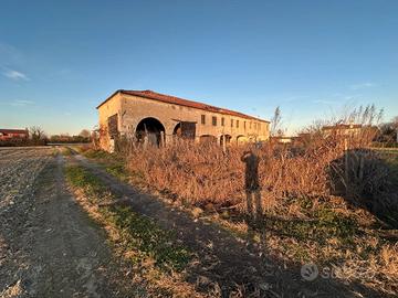 Oriago ampia porzione di rustico con terreni
