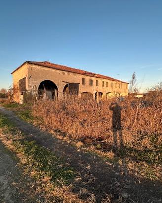 Oriago ampia porzione di rustico con terreni