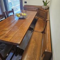 Cassapanca, tavolo e sedie