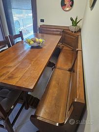 Cassapanca, tavolo e sedie