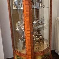 Mobile Vetrina in bois de roses, dipinti e bronzo