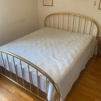 Letto matrimoniale ottone+due poltrone in tessuto