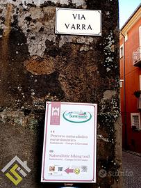 Accogliente Dimora con Giardino e Doppio Deposito