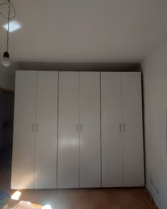 Armadio a 6 ante, comó e specchio.