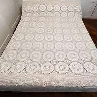 Copriletto in lino ricamato a mano e uncinetto