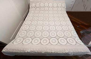 Copriletto in lino ricamato a mano e uncinetto