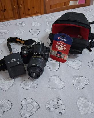 Nikon D3200 + Nikkor 18-55 VR + Borsa + SD 16GB +