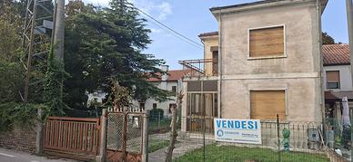 POLESELLA, CASA SEMINDIPENDENTE CON CORTILE