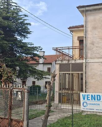 POLESELLA, CASA SEMINDIPENDENTE CON CORTILE