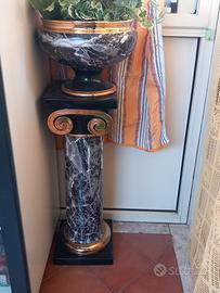 Colonna con vaso. 