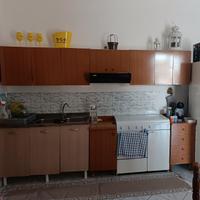Cucina completa di sportelli e lavello