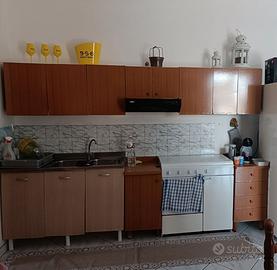 Cucina completa di sportelli e lavello