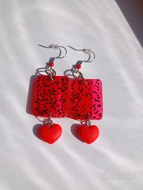 Orecchini pendenti in resina rossa e glitter