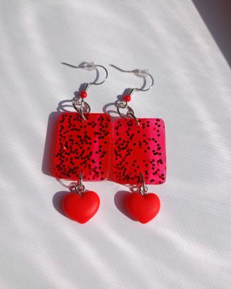 Orecchini pendenti in resina rossa e glitter