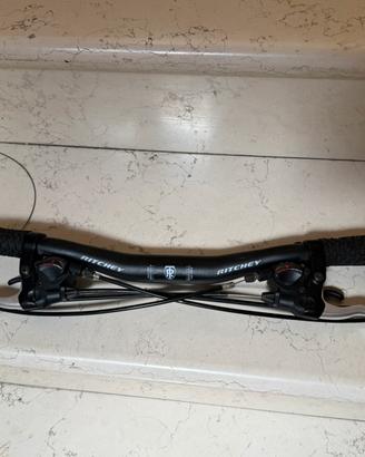 Manubrio flat Ritchey con comandi e freni