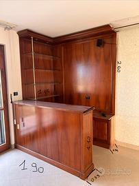 Angolo bar, boiserie e armadio