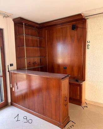 Angolo bar, boiserie e armadio