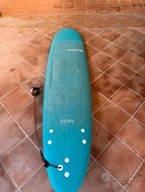 Tavola surf 7'8" 500 con leash e 3 pinne