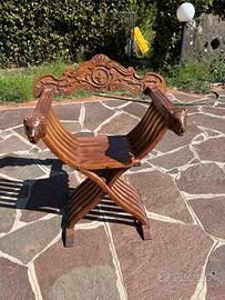 poltroncina in legno massello decorata