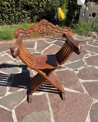 poltroncina in legno massello decorata