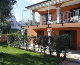 Villa con due appartamenti e giardino