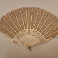 Ventaglio antico in osso e pizzo traforato