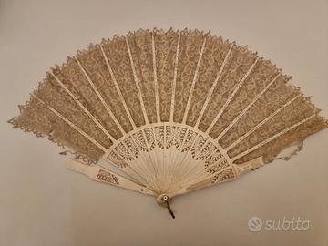 Ventaglio antico in osso e pizzo traforato