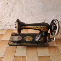 Antica macchina da cucire Singer a pedale