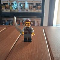 Lego minifigure vichingo con spada