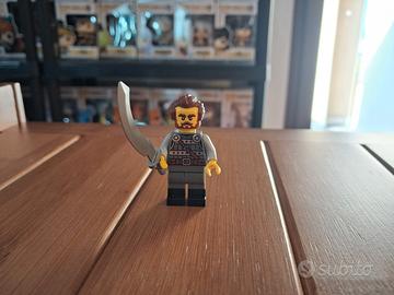 Lego minifigure vichingo con spada